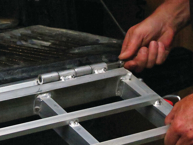 Tailgate hinge